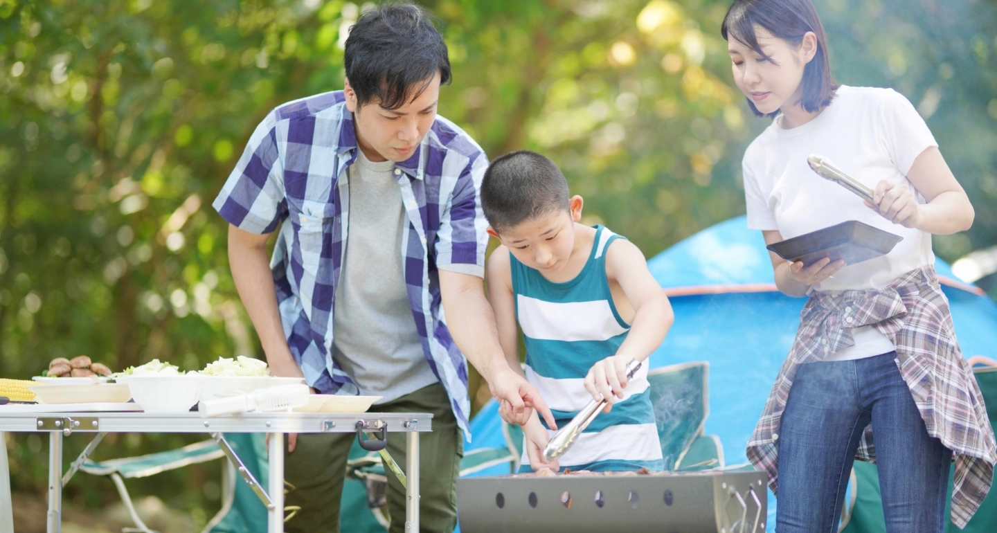 家族でBBQを楽しむ様子