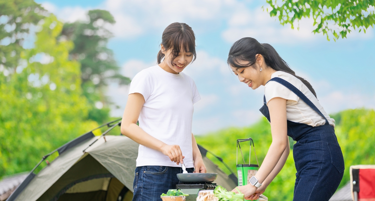 キャンプを楽しむ写真